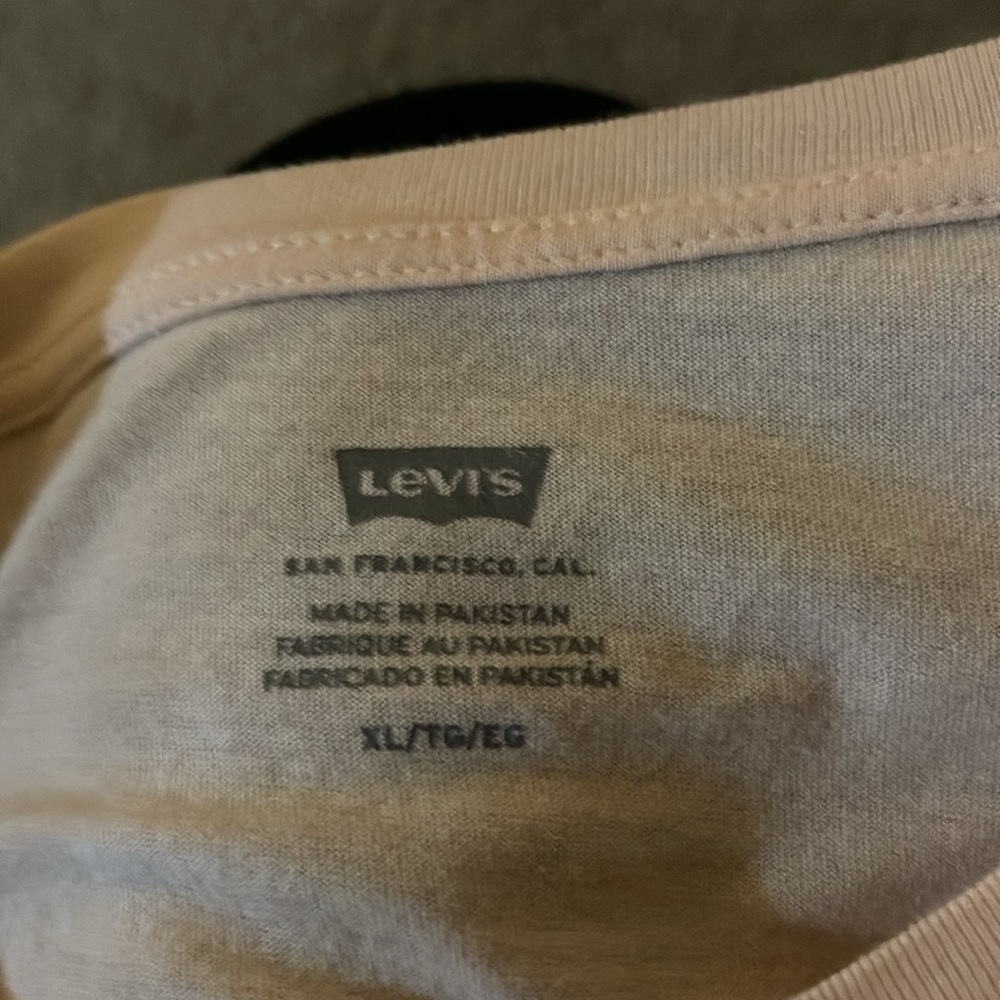 LEVI’S T SHIRT - Picture 2 of 3